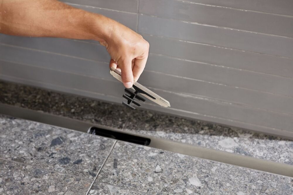 Pflegeleicht: Der integrierte Kammeinsatz schützt den Ablauf zuverlässig vor Haaren und Schmutz.